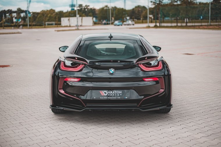 Maxton Design splitter met vinnen achter glanzend zwart BMW I8