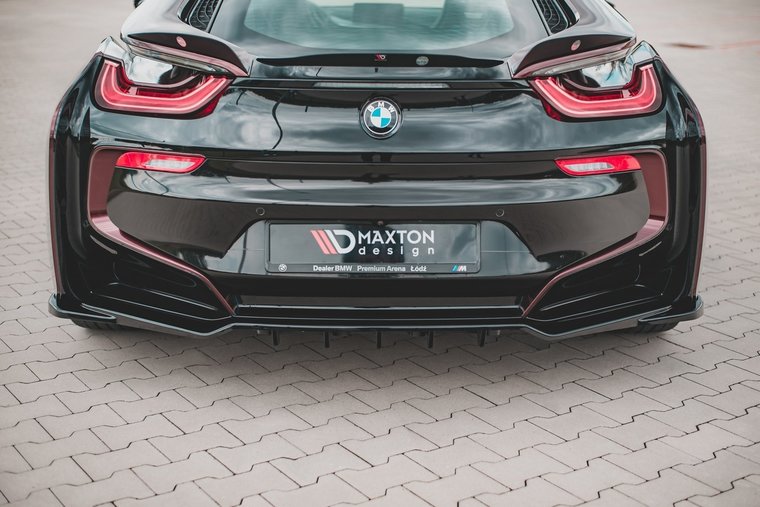 Maxton Design splitter met vinnen achter glanzend zwart BMW I8