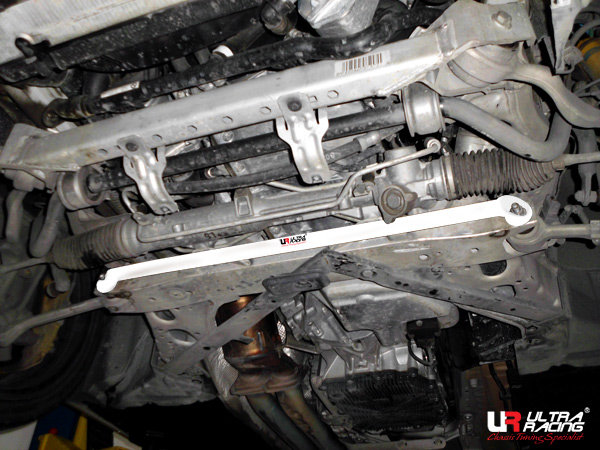 Ultra Racing BMW 3 Serie E92 335i lower front tiebar