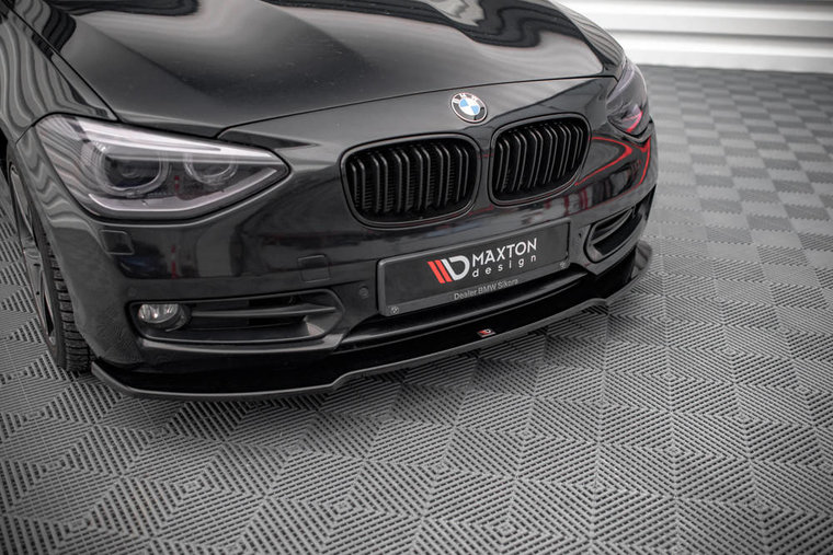 Frontspoiler V1 glanzend zwart passend voor BMW 1 serie F20 en F21 model 2012 - 2015 met standaard voorbumper Maxton Design