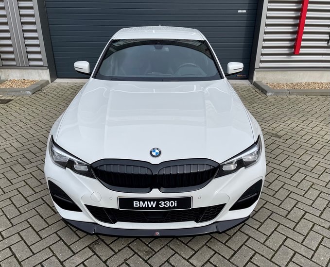 Frontspoiler V1 glanzend zwart passend voor BMW 3 serie G20 en G21 met M pakket voorbumper model 2019 - 2022 Maxton Design