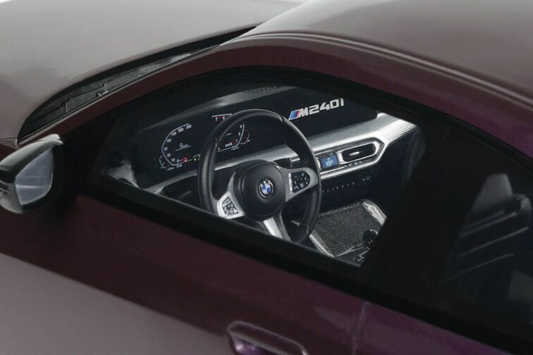 BMW M240I &#039;23, paars (Thundernight) metallic schaal 1:18