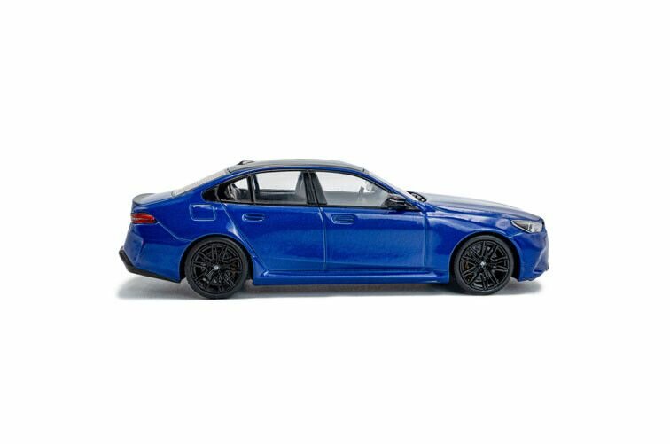 BMW M5 G90 sedan Marina Bay Blue schaal 1:43 solido