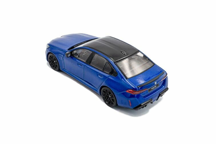 BMW M5 G90 sedan Marina Bay Blue schaal 1:43 solido