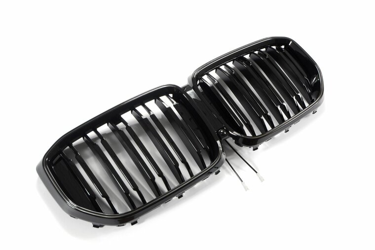 Glanzend zwarte grille dubbelspijls met LED verlichting passend voor BMW X5 G05 LCI model vanaf 2023