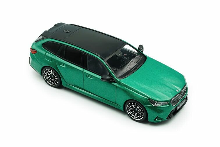 BMW M5 Touring (G99) '24, groen (Isle of Man) Solido schaal 1:43