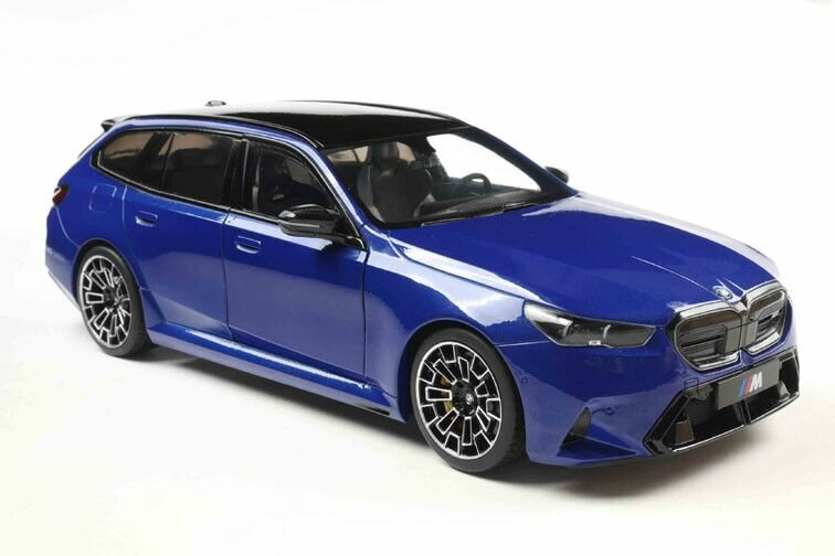 BMW M5 Touring (G99) '24, blauw metallic (Marina bay blue) schaal 1:18 Solido