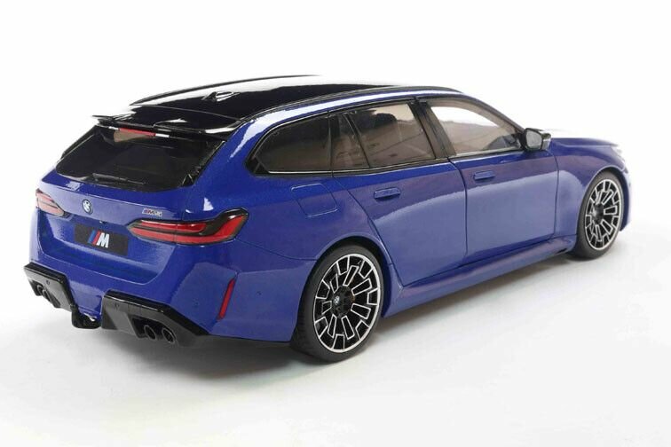 BMW M5 Touring (G99) '24, blauw metallic (Marina bay blue) schaal 1:18 Solido
