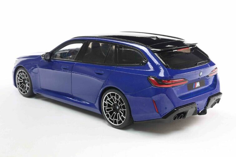 BMW M5 Touring (G99) '24, blauw metallic (Marina bay blue) schaal 1:18 Solido