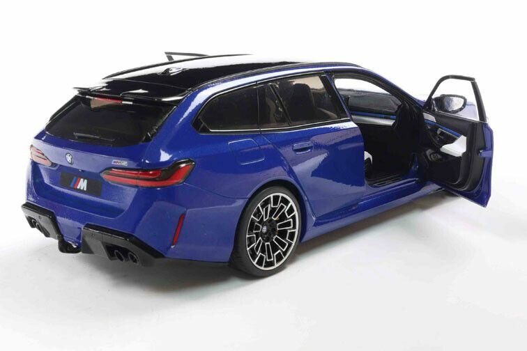 BMW M5 Touring (G99) '24, blauw metallic (Marina bay blue) schaal 1:18 Solido