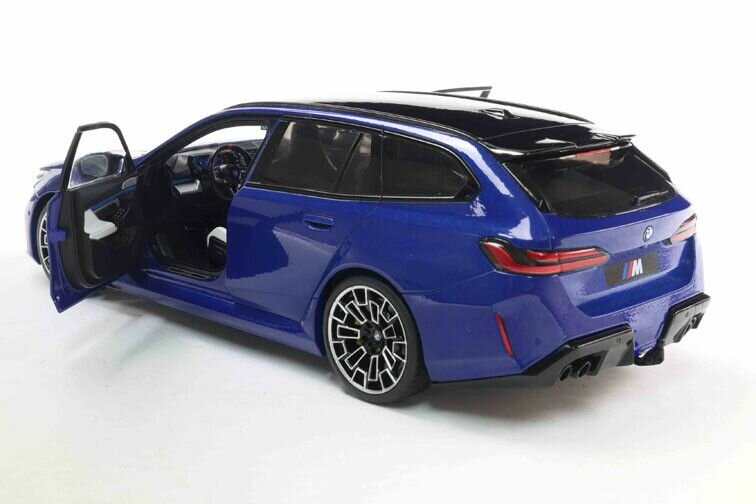 BMW M5 Touring (G99) '24, blauw metallic (Marina bay blue) schaal 1:18 Solido