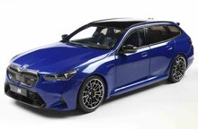 BMW M5 Touring (G99) '24, blauw metallic (Marina bay blue) schaal 1:18 Solido