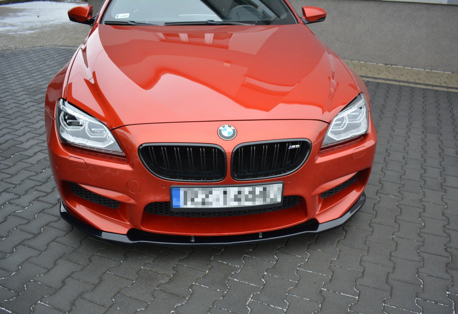 Glanzend zwarte front spoiler versie 1 passend voor BMW 6 serie F06, F12 en F13 met M pakket voorbumper Maxton Design