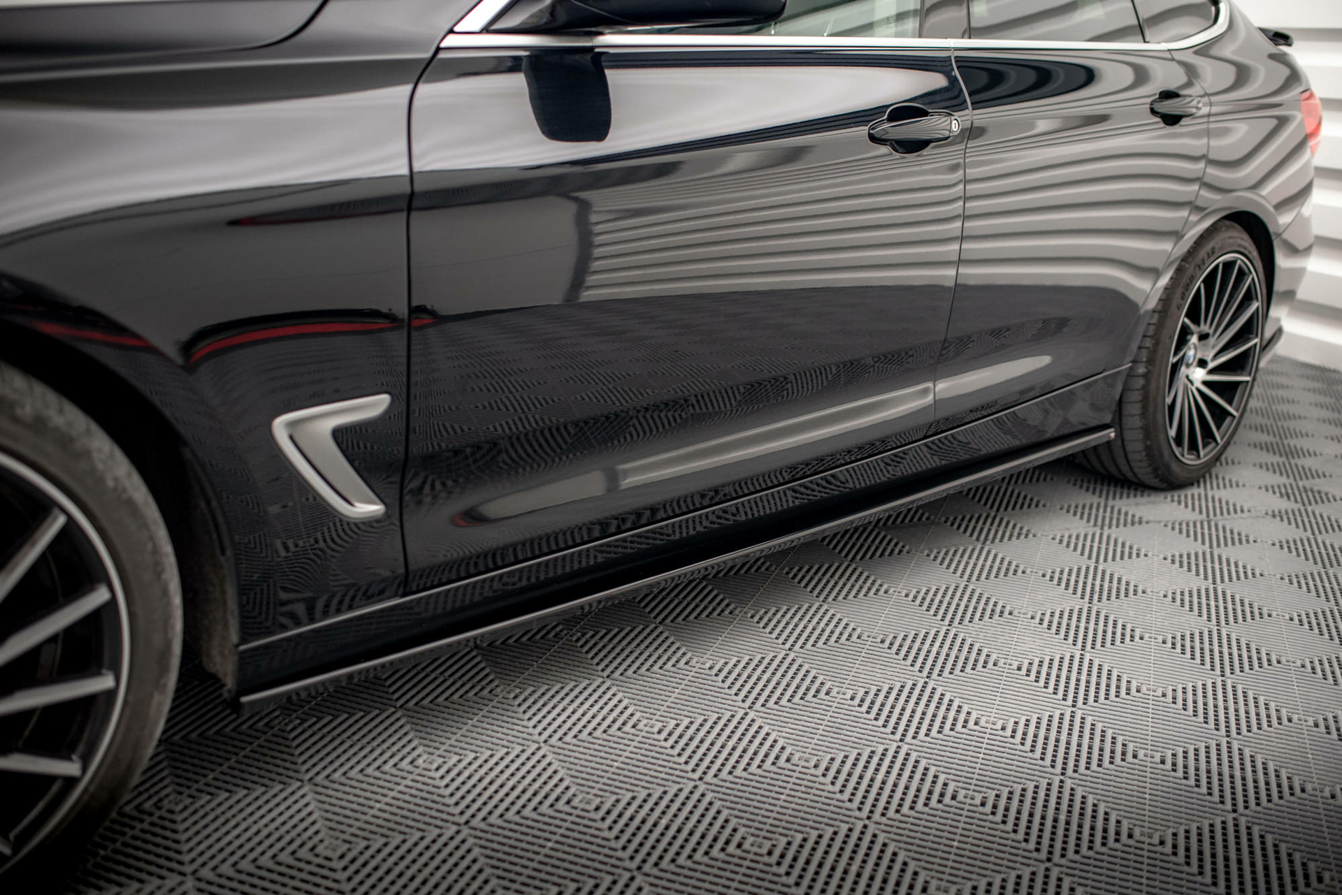 Sideskirts aanzets glanzend zwart passend voor BMW 3 serie F34 GT met standaard sideskirts Maxton Design