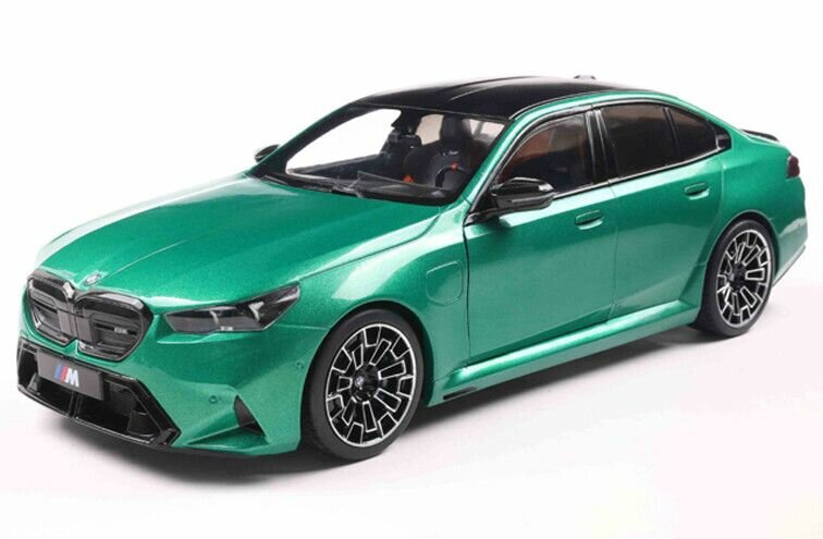 BMW M5 G90 sedan Isle of Man Green Metallic schaal 1:18 Solido